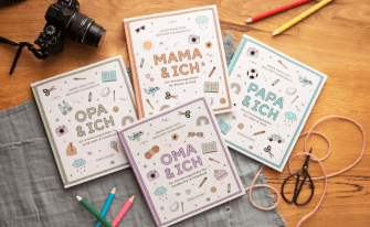 Hier ist der Alt-Text für das neu hochgeladene Bild der Kinder-Beschäftigungsbücher von Elma van Vliet:  Elma-van-Vliet-Beschäftigungsbücher-Kinder.jpg: Vier kreative Eintragbücher aus der Reihe „Unser kreatives Beschäftigungsbuch“ von Elma van Vliet liegen auf einer Holzoberfläche. Die Titel lauten „MAMA & ICH“ (Pfirsich), „PAPA & ICH“ (Hellblau), „OMA & ICH“ (Lila) und „OPA & ICH“ (Grün). Die Cover sind mit verspielten Illustrationen wie Kameras, Regenbögen, Flugzeugen und Eistüten verziert. Um die Bücher