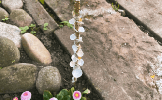 Gebastelte Insektentränke im Garten