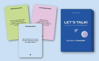 Das Fragespiel „Let's Talk!“ für Eltern und Teenager wird mit Beispielkarten vorgestellt. Die Fragen, wie „Was würdest du tun, wenn du einen Tag lang zu Hause das Sagen hättest?“, sollen Gespräche ohne Ablenkung durch Technik fördern.