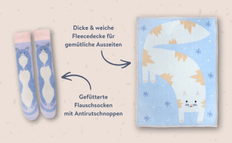 Produktgrafik für gemütliche Winteraccessoires. Links sind ein Paar lila-weiß gemusterte, gefütterte Flauschsocken mit Antirutschnoppen abgebildet, die mit einer Katze illustriert sind. Rechts daneben ist eine hellblaue, dicke und weiche Fleecedecke zu sehen, auf der eine große weiße Katze inmitten von Schneeflocken liegt.