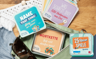 Das Bild zeigt eine geöffnete, mintfarbene Gürteltasche, aus der eine Sonnenbrille sowie eine Schachtel mit Karten herausschaut. Die Karten zeigen das Spiel "25 Reisespiele Roadtrip". Das Cover dazu ist unten rechts in der Ecke abgebildet.