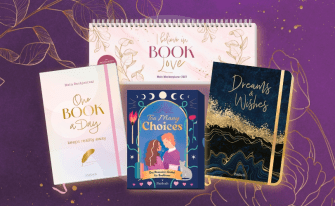 Vier Papeterie- und Geschenkprodukte auf dunkelviolettem Hintergrund mit goldenen Blumenmotiven. Im oberen Bereich steht ein Querformat-Wochenplaner für 2027 („I believe in BOOK love“). Darunter sind das Journal „One BOOK a Day“, die dunkelblaue Box des Romance-Orakels „Too Many Choices“ und ein Notizbuch im schwarz-goldenen Marmordesign („Dreams & Wishes“) platziert.