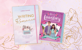 Zwei Schreib- und Kreativprodukte auf einem hellrosa Hintergrund mit feinen Goldsprenkeln. Links liegt das Eintragbuch „Writing Romance – Dein Schreib-Workshop“ von Linda Schipp mit einer illustrierten Schreibmaschine auf dem Cover. Rechts daneben steht die lila Box des Inspirations-Kartensets „It’s a Love Story – Erfinde deine eigene Romance“ von Pattloch.