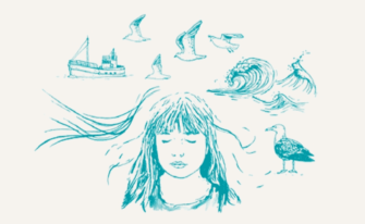 Beiger Hintergrund, blaue Illustrationen im Bleistift-Stil von einer jungen Frau und verschiedenen maritimen Elementen um ihren Kopf herum. Sie hat die Augen geschlossen und lauscht
