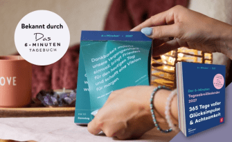 Hände reißen Kalenderblatt vom 6-Minuten-Tagesabreißkalender 2027 ab. Produktverpackung rechts unten eingeblendet.