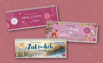 Beispielhafte Abbildungen unserer Tischkalender für 2027 auf rostfarbenem Hintergrund