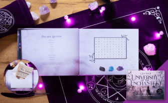 Aufgeschlagenes Buch mit Suchrätsel auf violettem Stoff mit Kristallen, Lichterkette und Cover-Einblendung rechts.
