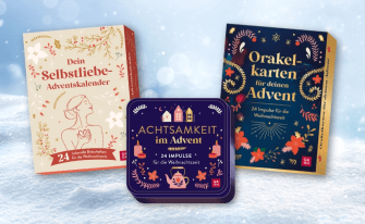 Drei Adventskalender-Kartensets zu Selbstliebe, Achtsamkeit und Orakelkarten vor verschneiter Kulisse.