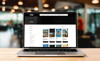 Hintergrund Restaurant, Vordergrund geöffneter Laptop auf Tisch