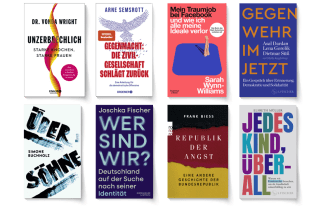 Acht Cover mit Titeln zu gesellschaftlich relevanten Themen liegen nebeneinander