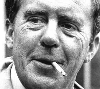 Heinrich Böll mit Zigarette