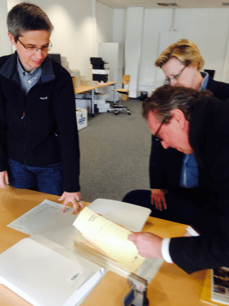 Helge Malchow blättert in einer KiWi Archivakte