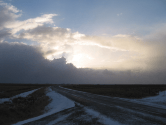 Der Himmel über Island: Die Sonne hinter dunklen Wolken
