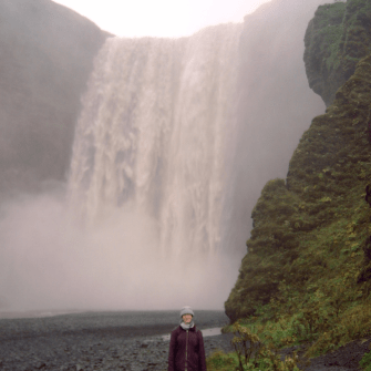 Anne vorm Wasserfall Skógafoss