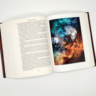 Aufgeklappter Elric-Band mit der Farbtafel von Joe Picacio