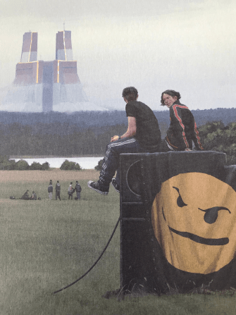 Zwei Jungen sitzen auf einer Art großem Lautsprecher, der überhängt ist mit einem schwarzen Banner, auf dem sich ein Smiley befindet, der leicht böse dreinschaut. Im Hintergrund ein futuristisches Gebäude, scheint einem Kraftwerk zu ähneln.