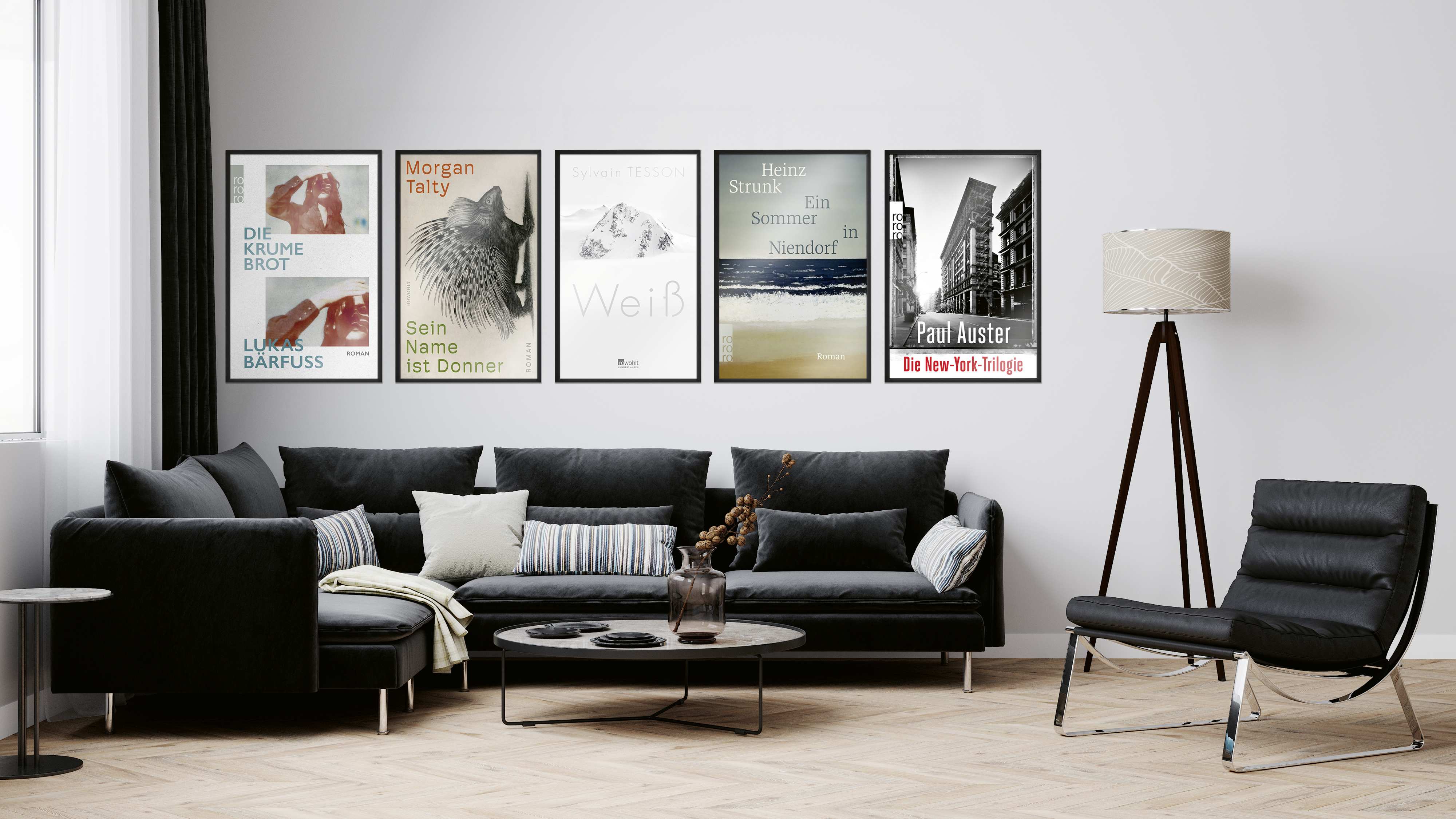 Foto eines Wohnzimmers im cleanen Stil, an der Wand gerahmte Cover