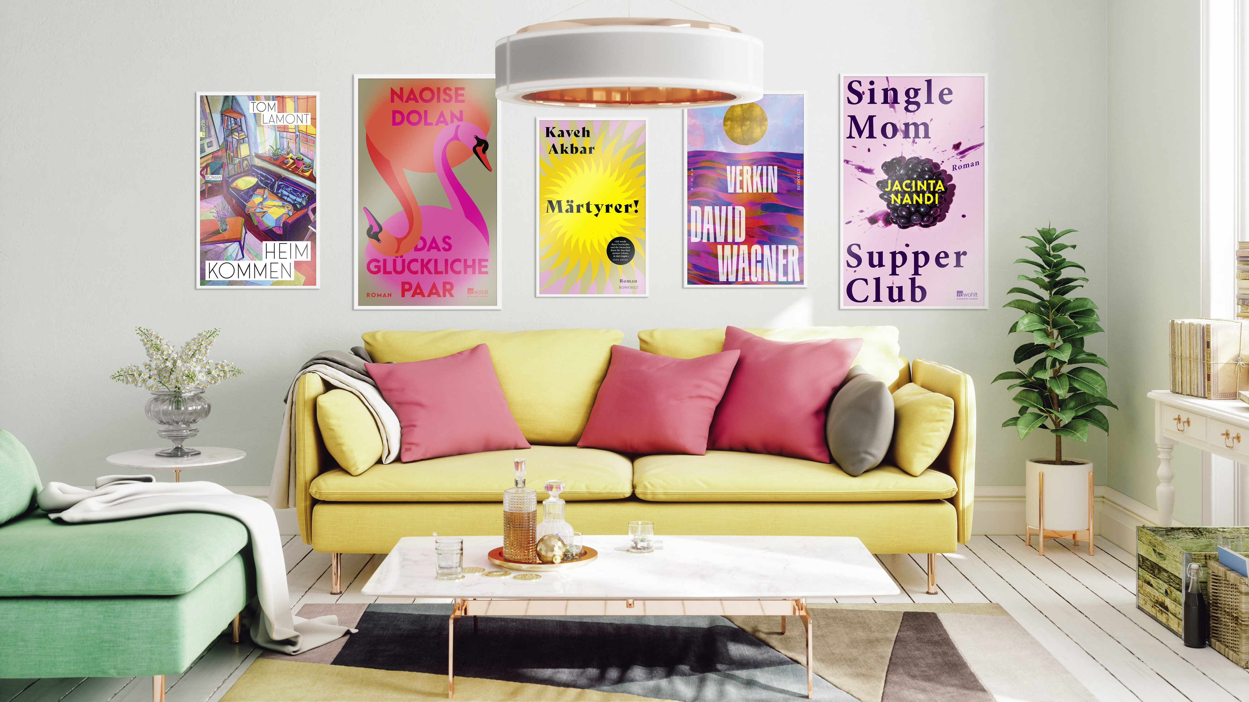 Foto eines Wohnzimmers im bunten und knalligen Stil, an der Wand gerahmte Cover