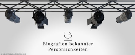 Fünf Scheinwerfer bestrahlen von oben eine weiße Wand, darunter steht "Biographien bekannter Persönlichkeiten"