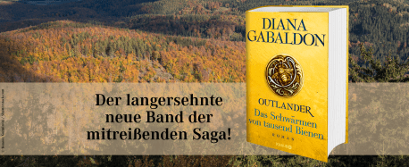 Im Hintergrund Hügel mit Wald, im Vordergrund: Buchblock von "Das Schwärmen von tausend Bienen" und der Schriftzug "Der langersehnte neue Band der mitreißenden Saga!"