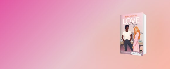 Ein Werbebanner für den Roman „Love in Progress“ von Beth Reekles, dessen Buchcover vor einem weich verlaufenden Hintergrund in verschiedenen Rosa- und hellen Pfirsichtönen platziert ist.