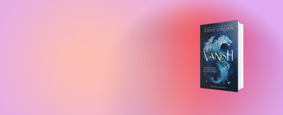 Ein Werbebanner für den Fantasy-Roman „Vanish“ von Sophie Jordan, dessen Buchcover vor einem weich verlaufenden Hintergrund in zarten Rosa-, Pfirsich- und Violetttönen platziert ist.