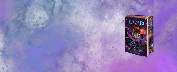 Ein Werbebanner für den Fantasy-Roman „Crown of War and Shadow“ von J. R. Ward, dessen Buchcover vor einem magisch wirkenden, violett und blau marmorierten Hintergrund mit feinen Glitzereffekten platziert ist.