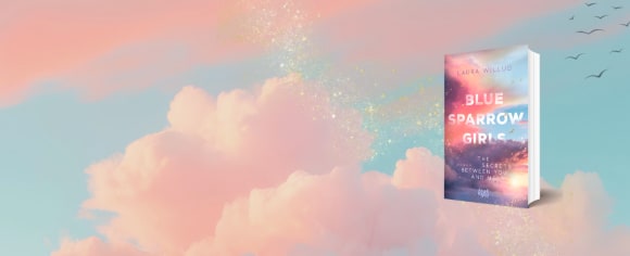 Vor einer verträumten Kulisse aus großen, rosa Wolken, fliegenden Vögeln und einer Spur aus goldenem Glitzerstaub ist auf der rechten Seite das Buch „Blue Sparrow Girls“ von Laura Willud platziert.