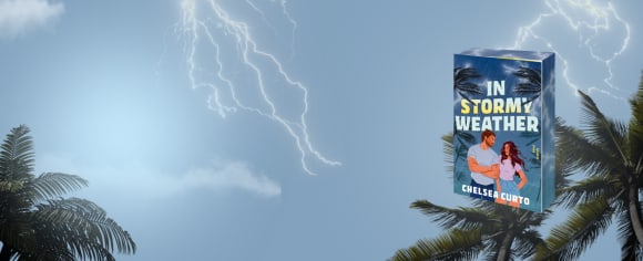 Das Buchcover des Liebesromans „In Stormy Weather“ von Chelsea Curto ist auf der rechten Seite vor einem hellblauen Himmel mit Gewitterblitzen und tropischen Palmen abgebildet.