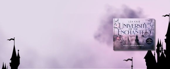 Lila schimmerndes Banner mit verträumter Nebelkulisse, Schlosssilhouetten und dem Buchcover von „University of the Enchanted“ von Lea Kaib.