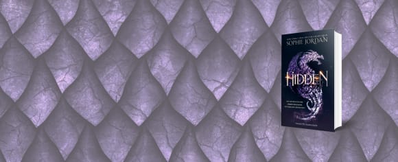 Lila Banner mit drachenschuppenartiger Textur und dem Buchcover von „Hidden“ von Sophie Jordan.