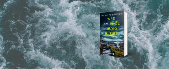 Buchcover von „Wer am Ende übrig bleibt“ von Mark Flemming (Knaur Verlag) vor einem Hintergrund aus stürmischen, dunklen Meereswellen. Der Titel leuchtet in neongelber Schrift.