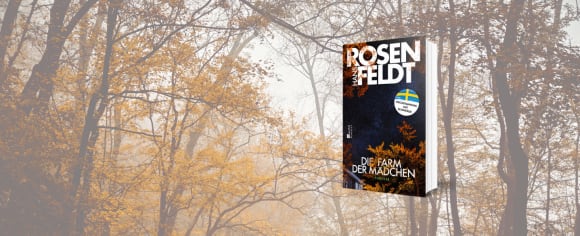 Buchcover von „Die Farm der Mädchen“ von Hans Rosenfeldt vor einem Hintergrund aus herbstlichen, nebligen Bäumen in Gold- und Brauntönen. Das Cover zeigt eine nächtliche Waldszene und trägt ein rundes Siegel mit der schwedischen Flagge.