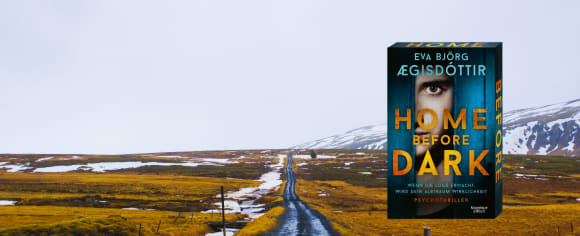  Ein Werbebanner für den Psychothriller „Home Before Dark“ von Eva Björg Ægisdóttir, das ein Buchcover vor einer einsamen, schneebedeckten isländischen Landschaft mit einer endlosen Straße zeigt.
