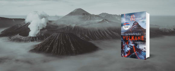 Ein Werbebanner für den Island-Thriller „Schlafende Vulkane“ von Hjorth & Thorsson, das das Buchcover vor einer dramatischen, in Nebel gehüllten Kraterlandschaft zeigt.