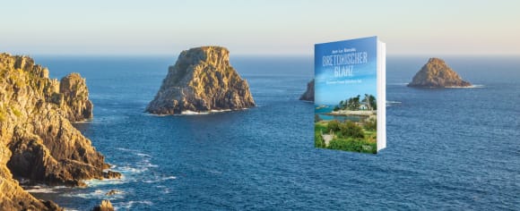Ein Werbebanner für den Kriminalroman „Bretonischer Glanz“ von Jean-Luc Bannalec, dessen Buchcover vor dem Hintergrund einer tiefblauen Meereslandschaft mit markanten, felsigen Inseln der bretonischen Küste platziert ist.