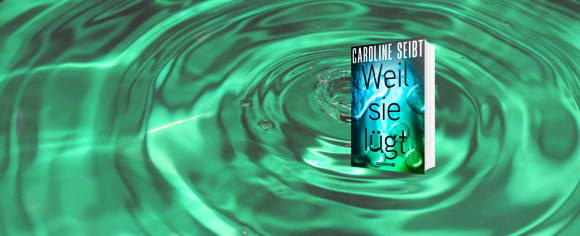 Ein Werbebanner für den Thriller „Weil sie lügt“ von Caroline Seibt, dessen Buchcover inmitten von kreisförmigen Wellen auf einer intensiv grün leuchtenden Wasseroberfläche platziert ist.