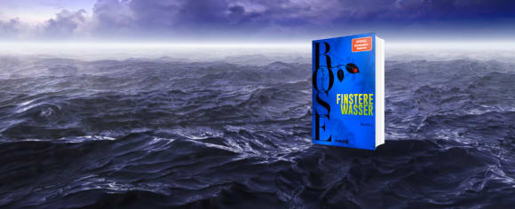 Das Buch-Cover zu „Finstere Wasser“ von Karen Rose schwebt vor einer stürmischen, tiefdunklen Meeresoberfläche mit unruhigen Wellen unter einem wolkenverhangenen, düsteren Himmel.