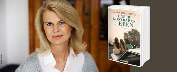 Autorinnenfoto von Katharina Fuchs. Sie blickt freundlich lächelnd in die Kamera, der Hintergrund zeigt eine Tür und ist leicht verschwommen. Neben dem Foto befindet sich ein 3D-Bild des Buches 