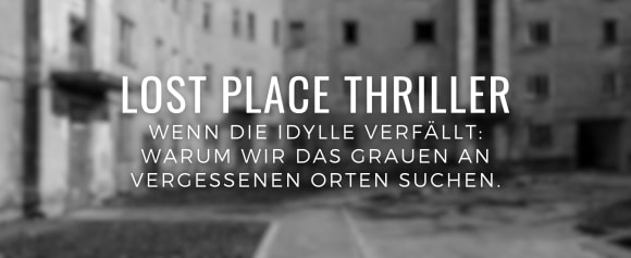 Ein Schwarz-Weiß-Bild eines verlassenen Gebäudes mit dem weißen Text 