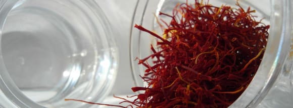 Safran in einem Glasbehälter