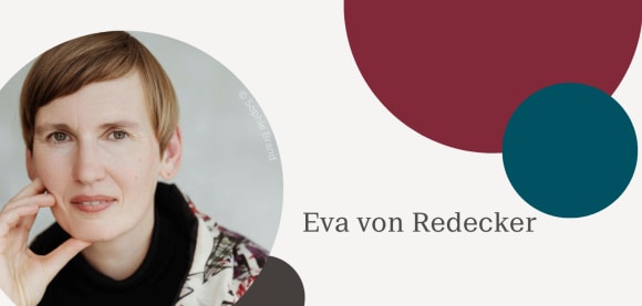 Porträtfoto von Eva von Redecker, einer Frau mit kurzem, hellbraunem Haar, die mit der Hand am Kinn direkt in die Kamera blickt.