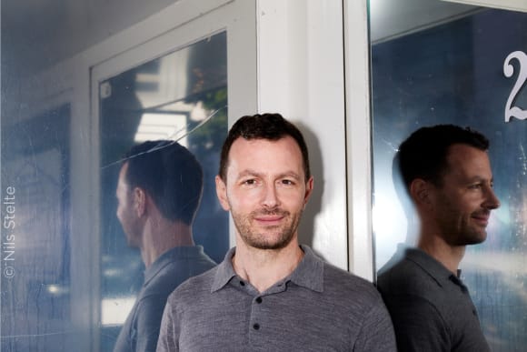 »Im Amt« - Ein Text von Sebastian Guggolz