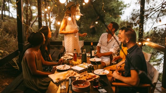 Zusammenkommen in sommerlichen Abendstunden: Rezept- und Dekoideen für deine Sommerparty