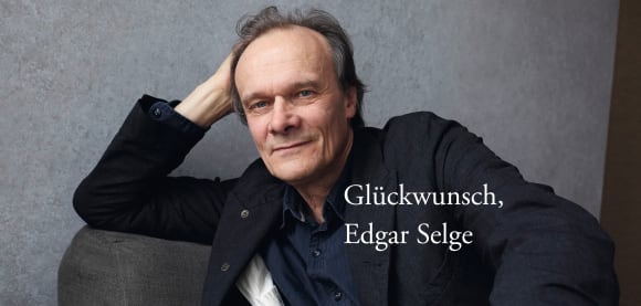 Porträt von Edgar Selge mit weißer Schrift