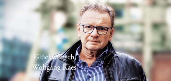 Autorenfoto von Wolfgang Kaes mit weißer Schrift
