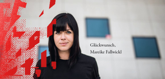 Autorinnenfoto von Mareike Fallwickl mit Schriftzug