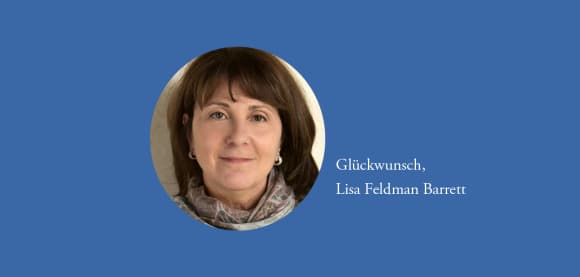 Autorinnenporträt von Lisa Feldman Barrett vor blauem Hintergrund