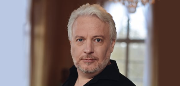 Ein Foto des Autors Christian Herzog. Er ist weiß, hat weiße Haare und einen Bart.