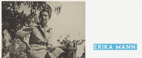 Erika Mann. Als Mitarbeiterin des britischen Informations-Ministeriums, Ganzaufnahme, auf einer Mauer sitzend.